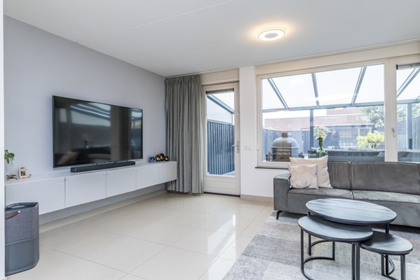 Foto - Te koop: In Landgraaf op een zeer kindvriendelijke locatie bevindt zich deze nette en moderne instapklare energiezuinige tussenwoning uit 2008